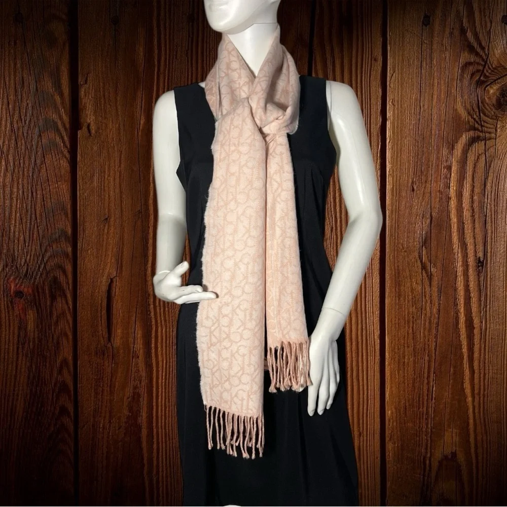 CALVIN KLEIN Classic Logo Pattern Winter Scarf/Light Peach and White Double Face